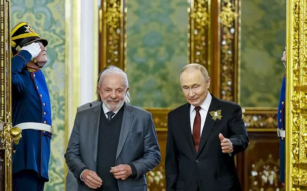 Lula (à esq.) e Vladimir Putin no Grande Palácio do Kremlin, em Moscou