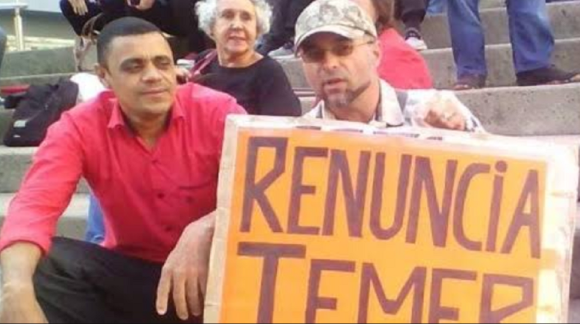Adélio na manifestação com o militante de direita Luciano Mergulhador