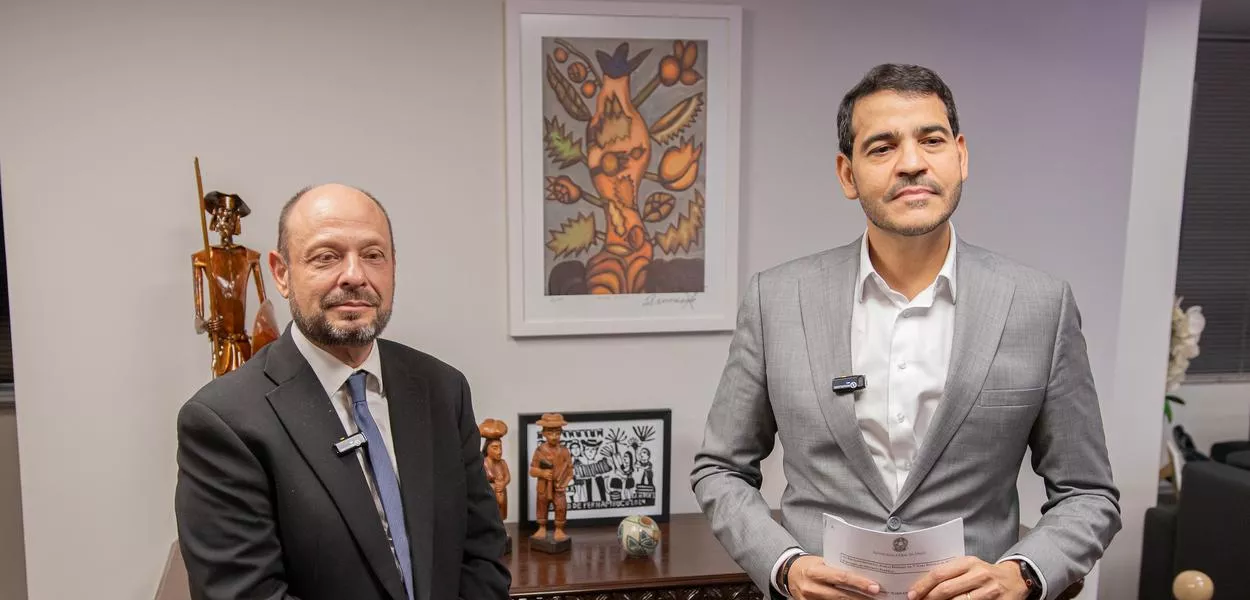 O presidente do INSS, Gilberto Waller Júnior (à esq.), e o chefe da AGU, Jorge Messias