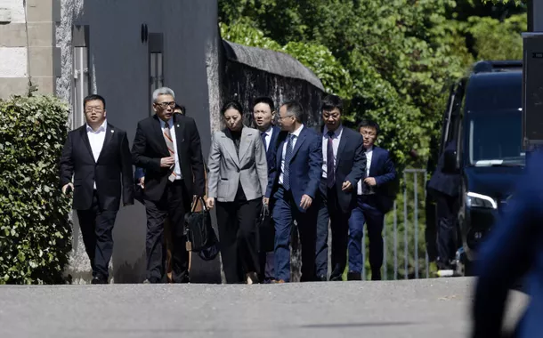 Membros da delegação chinesa deixam uma residência onde ocorrem as negociações comerciais entre as delegações chinesa e norte-americana em Genebra, Suíça, em 10 de maio de 2025. 