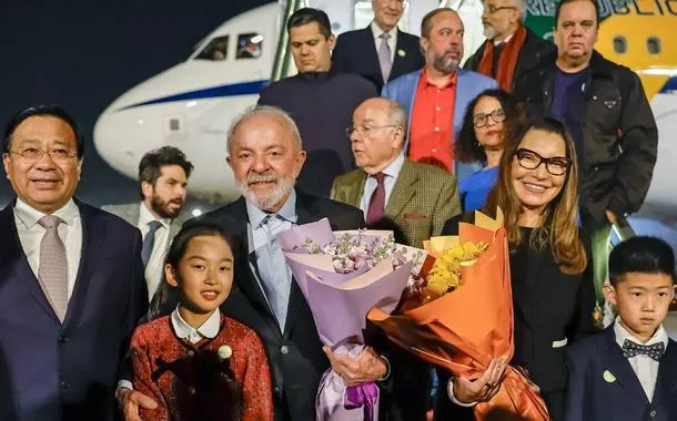 Lula desembarca na China