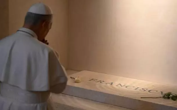 Papa Leão XIV visita túmulo de Francisco e reforça desejo de unidade na Igreja