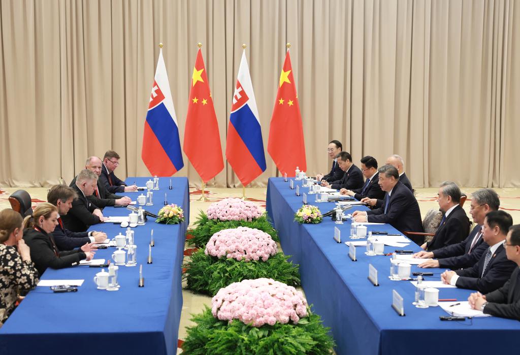 Xi diz que China está disposta a trabalhar com Eslováquia para enfrentar desafios e salvaguardar justiça internacional
