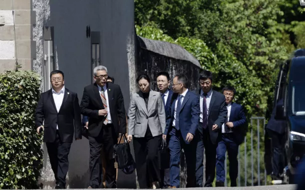 Membros da delegação chinesa deixam uma residência onde ocorrem as negociações comerciais entre as delegações chinesa e norte-americana em Genebra, Suíça, em 10 de maio de 2025