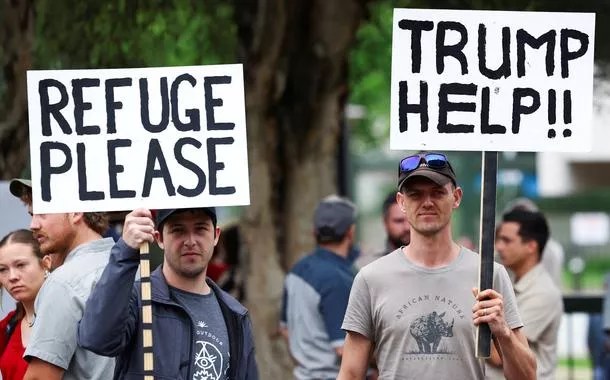 Manifestação pró-Trump em frente à Embaixada dos EUA em Pretória, África do Sul - 15/02/2025