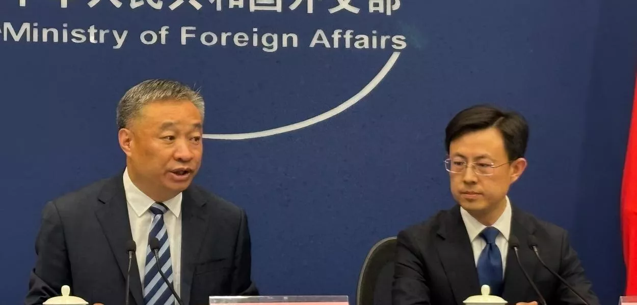 Os diplomatas Miao Deyu e Guo Jiakun, em coletiva de imprensa em Pequim