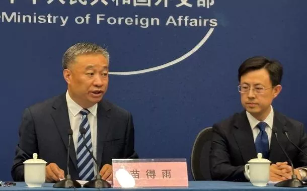 Os diplomatas Miao Deyu e Guo Jiakun, em coletiva de imprensa em Pequim