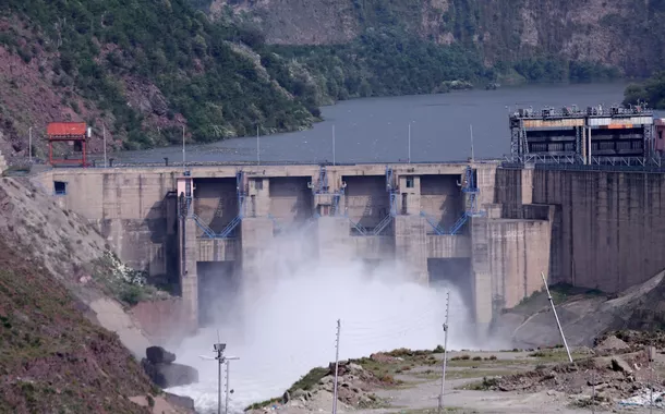 Uma vista da barragem do projeto hidrelétrico Uri-II no Rio Jhelum, que flui da Caxemira indiana para a Caxemira administrada pelo Paquistão, perto de Uri, no distrito de Baramulla, na Caxemira administrada pela Índia, em 7 de maio de 2025. 