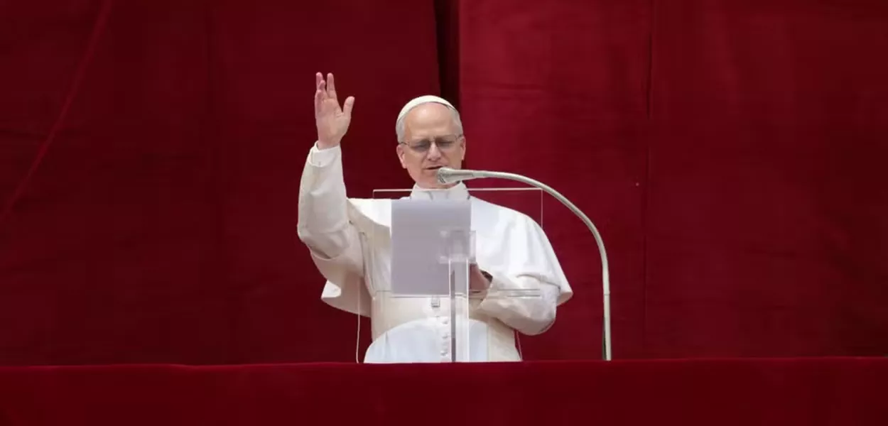 O papa Leão XIV durante a oração Regina Caeli na Praça de São Pedro, no Vaticano, no dia 11 de maio de 2025.