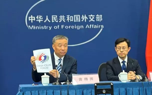 Os diplomatas Miao Deyu e Guo Jiakun, em coletiva de imprensa em Pequim