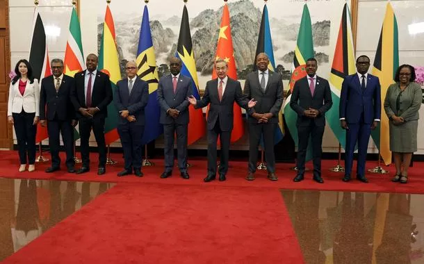Ministro das Relações Exteriores da China, Wang Yi, possa para fotos em grupo com ministros e representantes de países do Caribe antes do Fórum China-Celac, em Pequim

