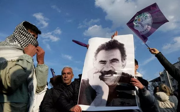 Manifestante segura foto do líder militante curdo preso Abdullah Ocalan em Diyarbakir, Turquia
