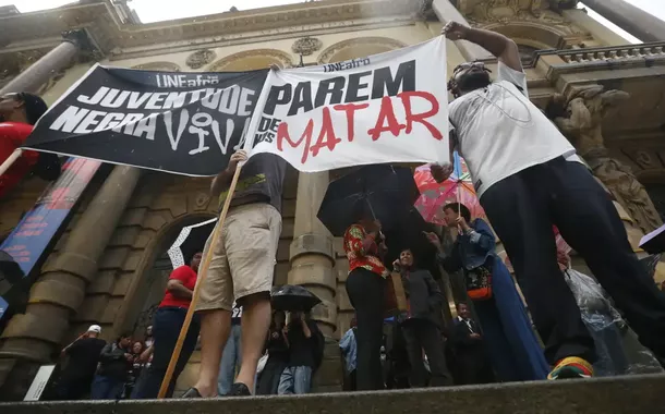 Risco de negro ser vítima de homicídio é 2,7 vezes maior no Brasil