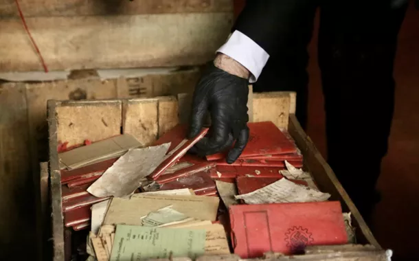 Uma pessoa segura material relacionado ao nazismo, originalmente confiscado pelas autoridades após envio à Argentina em 1941, depois que caixas contendo o material foram descobertas recentemente por acaso nos arquivos da Suprema Corte da Argentina - 11/05/2025