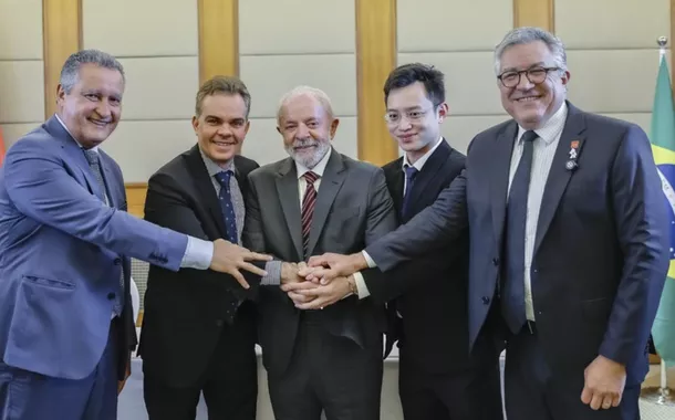 Em visita à China, Lula assina acordos nas áreas de energia e saúde