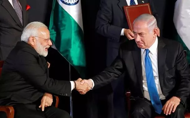 Narendra Modi (à esq.) e Benjamin Netanyahu