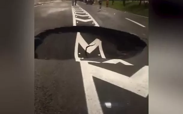 Cratera na marginal Tietê