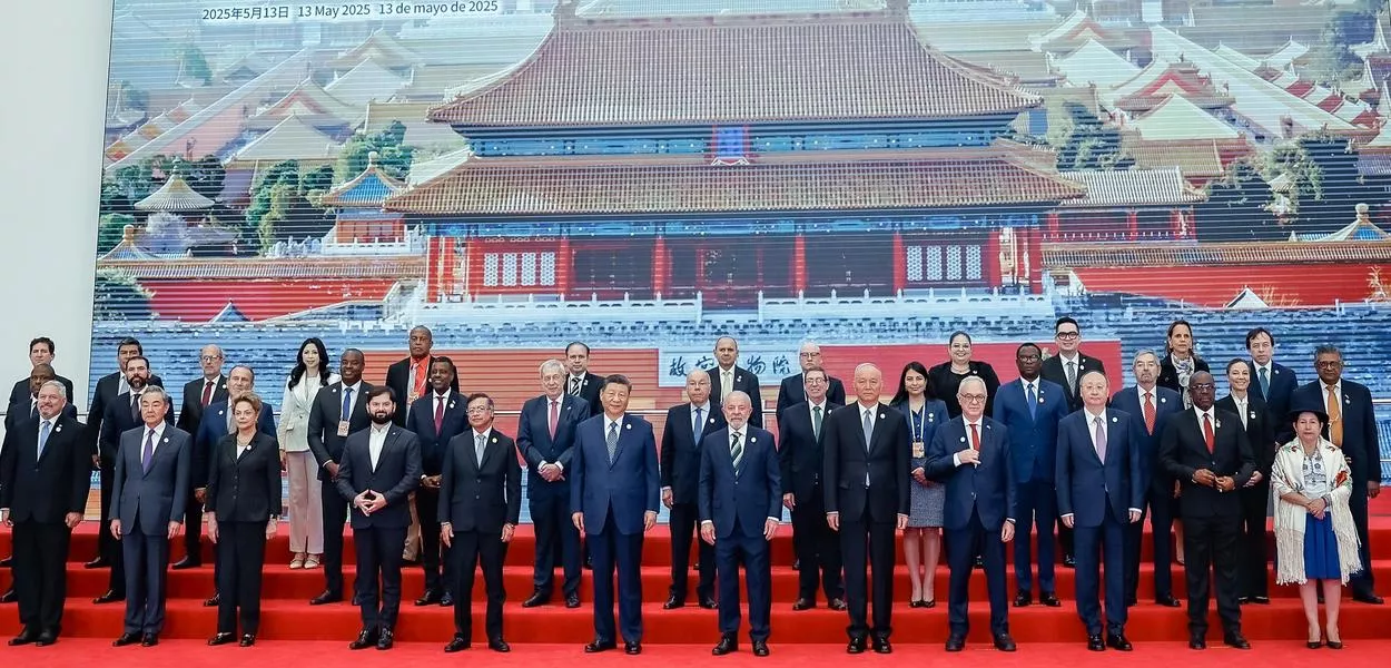 Registro histórico de chefes de estado e ministros na Cerimônia de Abertura do Fórum China-Celac, em Pequim. Lula está ao centro, ao lado de Xi Jinping
