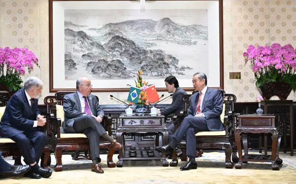 Wang Yi se reúne com o chanceler brasileiro Mauro Vieira e Celso Amorim, assessor de Lula para política externa