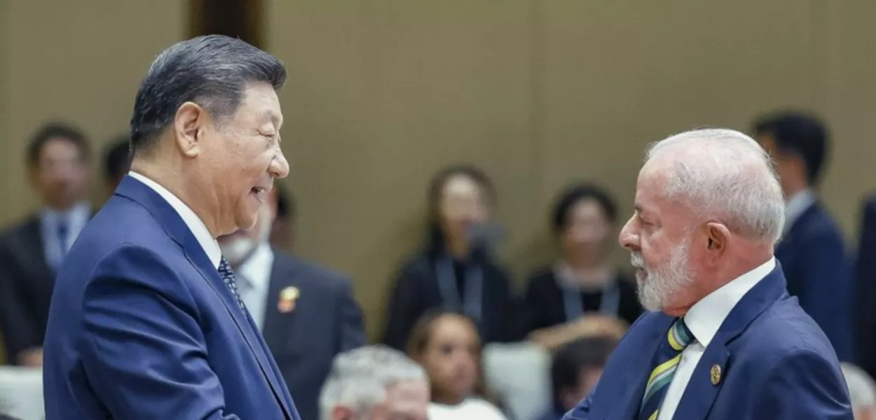 Os presidentes Xi e Lula se cumprimentam durante a abertura da Cúpula China-Celac