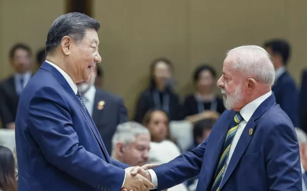 Os presidentes Xi e Lula se cumprimentam durante a abertura da Cúpula China-Celac