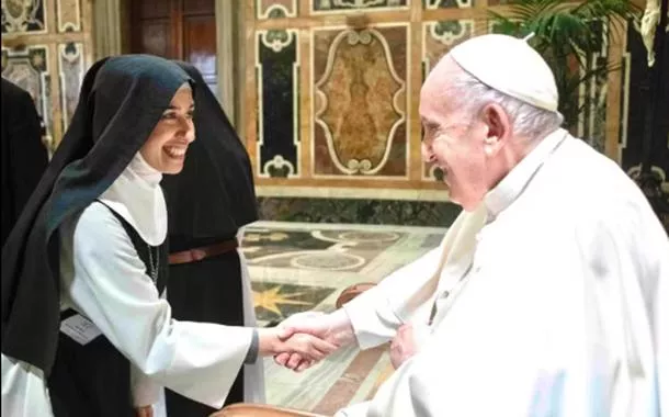 Freira brasileira Aline Pereira Ghammachi com o papa Francisco, durante audiência em 2022 — Foto: Divulgação/Vaticano