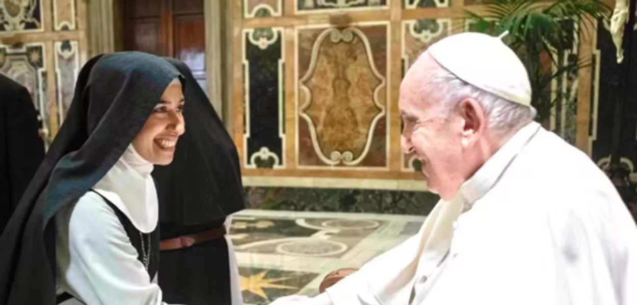 Freira brasileira Aline Pereira Ghammachi com o papa Francisco, durante audiência em 2022 — Foto: Divulgação/Vaticano