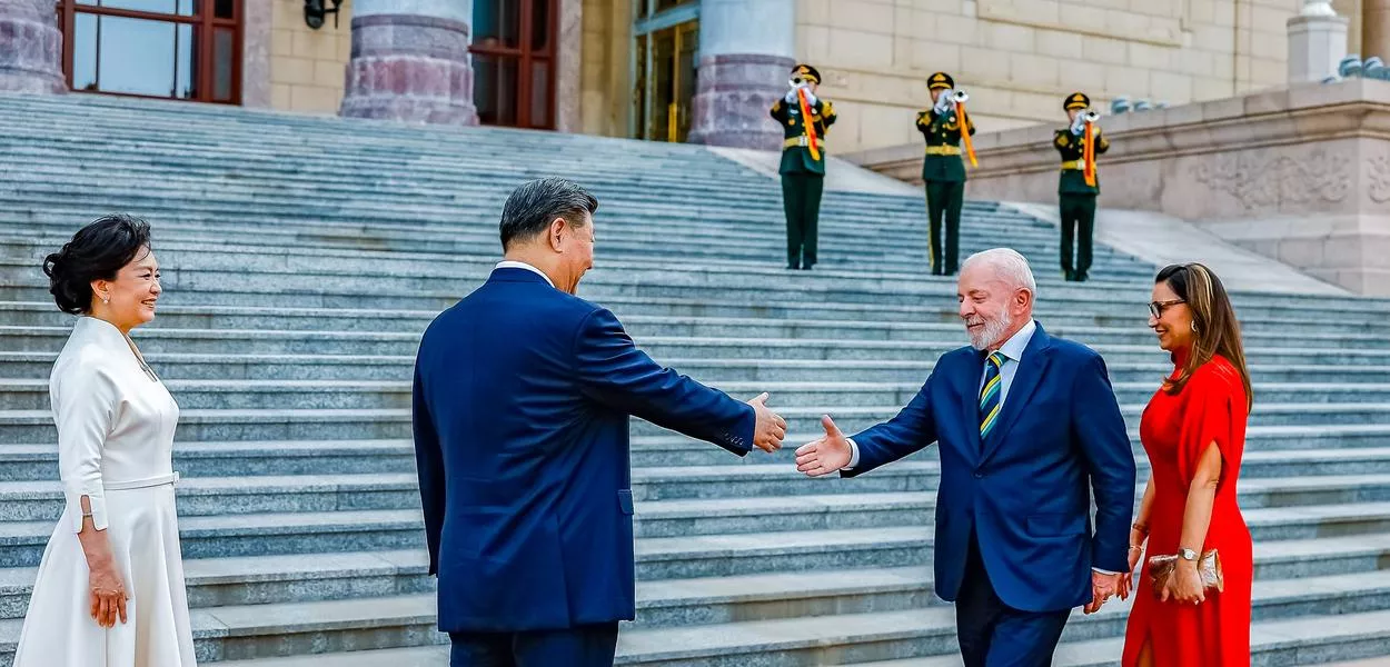 Presidentes Xi Jinping e Lula dão as mãos em Beijing