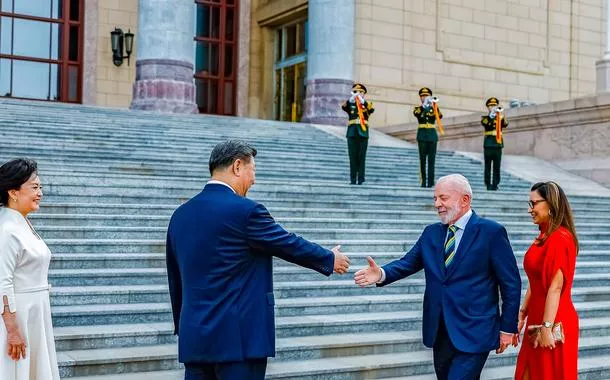 Presidentes Xi Jinping e Lula dão as mãos em Beijing