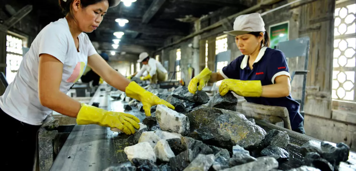 Trabalhadores trabalham em uma fábrica de mineração de tungstênio em Zhongshan, Região Autônoma de Guangxi Zhuang