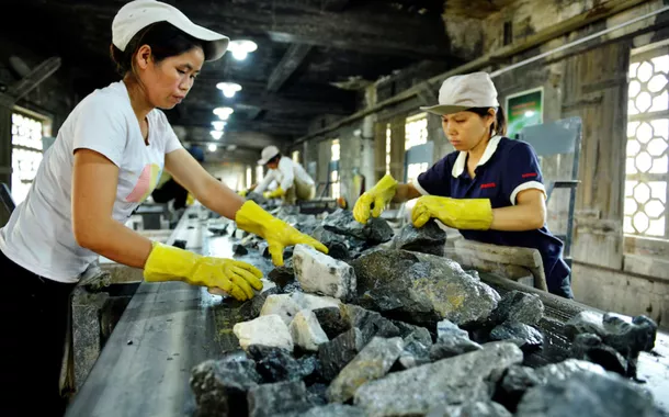 Trabalhadores trabalham em uma fábrica de mineração de tungstênio em Zhongshan, Região Autônoma de Guangxi Zhuang
