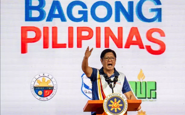 O presidente filipino Ferdinand Marcos Jr. discursa durante um comício de campanha antes das eleições, na cidade de Mandaluyong, Metro Manila, Filipinas, em 9 de maio de 2025