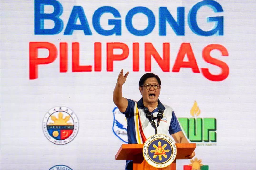 O presidente filipino Ferdinand Marcos Jr. discursa durante um comício de campanha antes das eleições, na cidade de Mandaluyong, Metro Manila, Filipinas, em 9 de maio de 2025