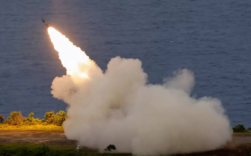 O exército taiwanês realiza seu primeiro teste de lançamento com fogo real do Sistema de Foguetes de Artilharia de Alta Mobilidade (HIMARS) na base de Jiupeng, em Pingtung, Taiwan