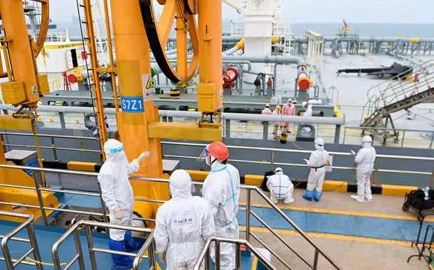 Petróleo sobe mais de US$ 1,60 por barril impulsionado por cortes de tarifas e perspectivas econômicas