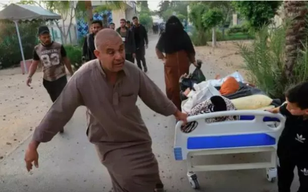 Palestinos evacuam pacientes do Hospital Europeu, em Khan Younis, Faixa de Gaza 