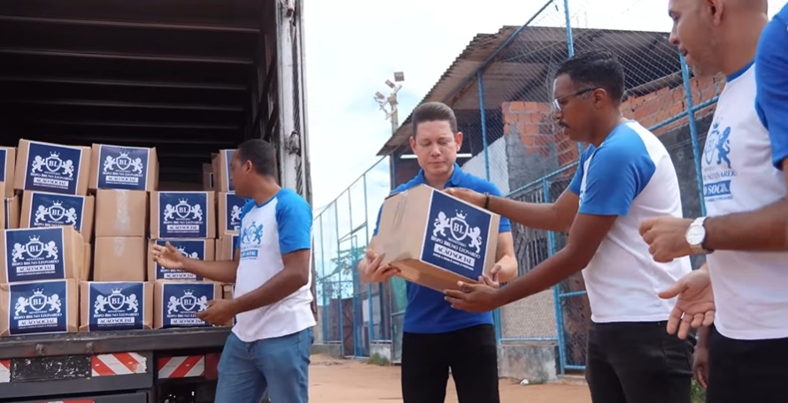 Bispo Bruno Leonardo leva alimentos e esperança a comunidade carente de Salvador