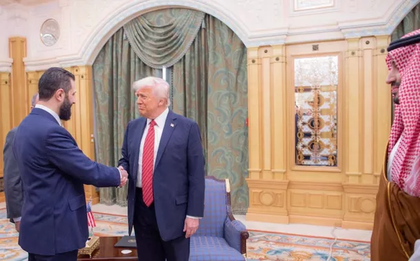  presidente dos EUA, Donald Trump, encontra-se com o presidente sírio, Ahmed al-Sharaa, em Riad, Arábia Saudita, neste folheto divulgado em 14 de maio de 2025