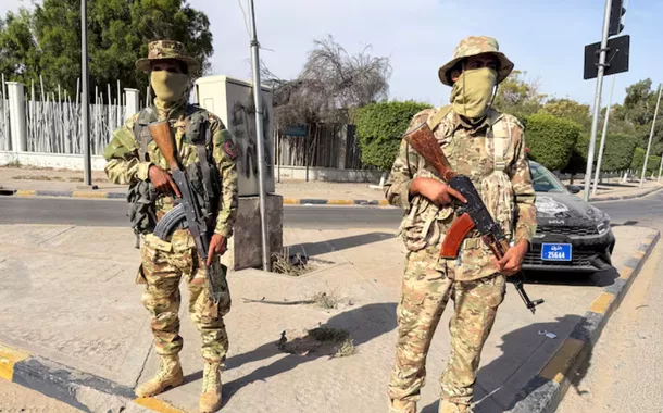 Membros da 444ª Brigada do Exército Líbio, uma unidade a serviço do Governo de Unidade Nacional (GNU) e do Primeiro-Ministro Abdulhamid al-Dbeibah, montam guarda na área de Abu Salim, em Trípoli, Líbia, em 13 de maio de 2025