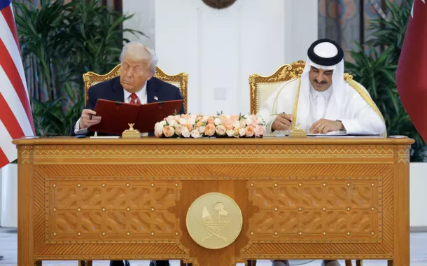O presidente dos EUA, Donald Trump, e o emir do Catar, Tamim bin Hamad Al Thani, participam de uma cerimônia de assinatura em Doha, Catar, em 14 de maio de 2025