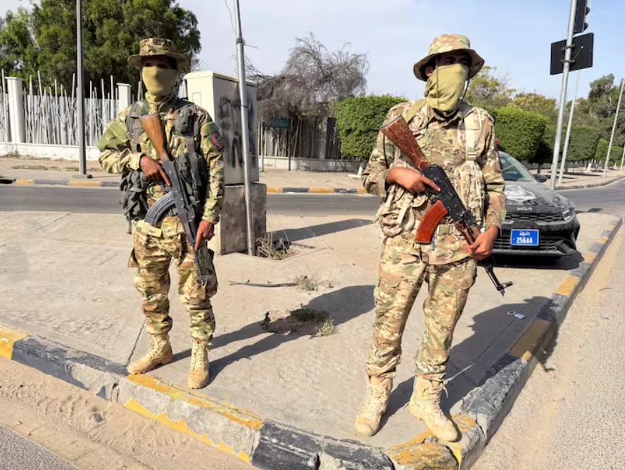 Membros da 444ª Brigada do Exército Líbio, uma unidade a serviço do Governo de Unidade Nacional (GNU) e do Primeiro-Ministro Abdulhamid al-Dbeibah, montam guarda na área de Abu Salim, em Trípoli, Líbia, em 13 de maio de 2025