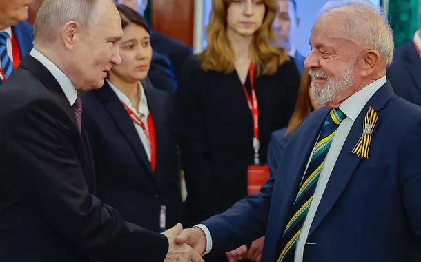 Vladimir Putin (à esq.) e Lula
