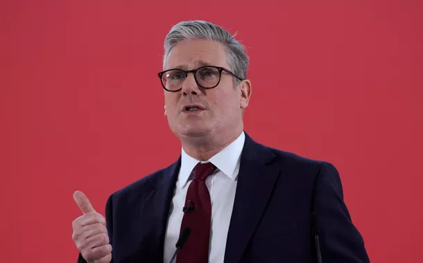 O líder do Partido Trabalhista da oposição britânica, Keir Starmer, discursa em Deal, Grã-Bretanha, 10 de maio de 2024