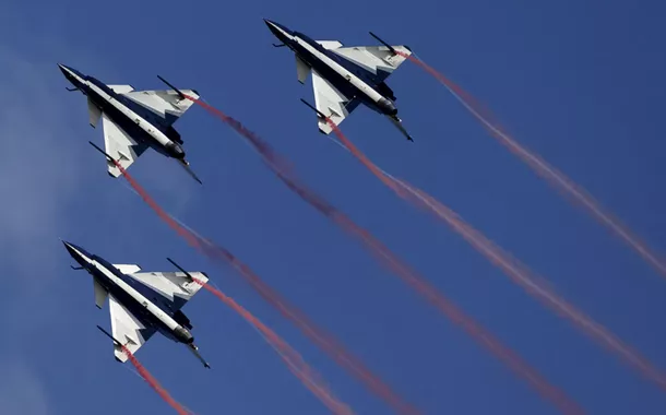 Os caças J-10 da China, da Equipe de Acrobacias Aéreas do Exército de Libertação Popular de 1º de agosto, se apresentam durante uma demonstração para a mídia na Base Aérea Real Tailandesa de Korat, província de Nakhon Ratchasima, Tailândia, 24 de novembro de 2015