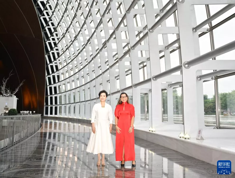 Peng Liyuan e primeira-dama brasileira visitam Centro Nacional de Artes Cênicas da China