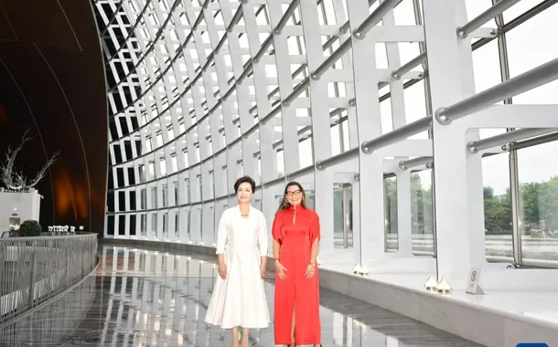 Peng Liyuan e primeira-dama brasileira visitam Centro Nacional de Artes Cênicas da China