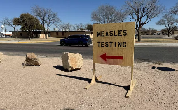 Uma placa com os dizeres "teste de sarampo" é vista enquanto um surto no Condado de Gaines, Texas, levantou preocupações sobre sua disseminação para outras partes do estado, em Seminole, Texas, EUA, em 25 de fevereiro de 2025