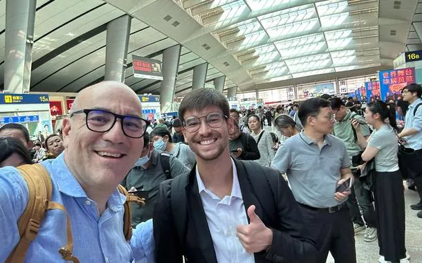 Leonardo Attuch e Guilherme Paladino na estação Beijingnan em Pequim