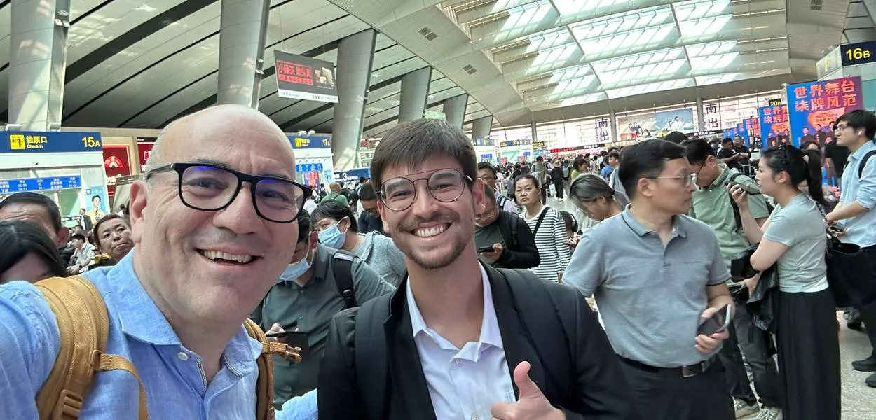 Leonardo Attuch e Guilherme Paladino na estação Beijingnan em Pequim
