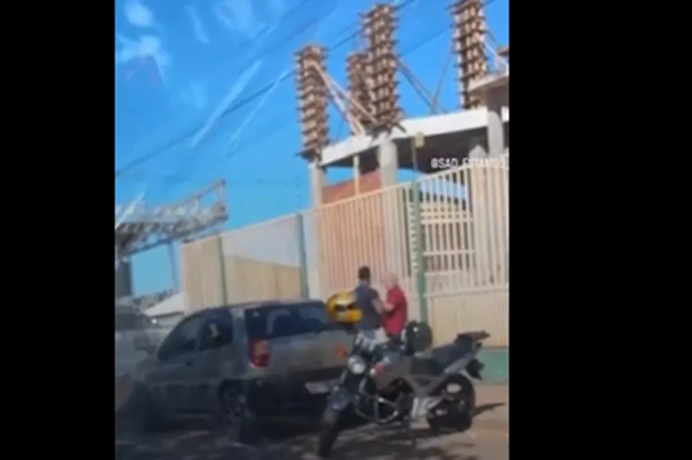 Momento em que o jornalista é atacado